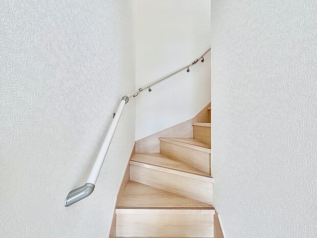 安全性を考慮し階段には手すりを設置しています