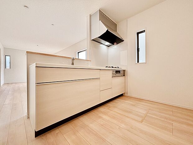 爽やかな風が通り抜けるキッチン。窓があるので明るく換気にも役立ちます。