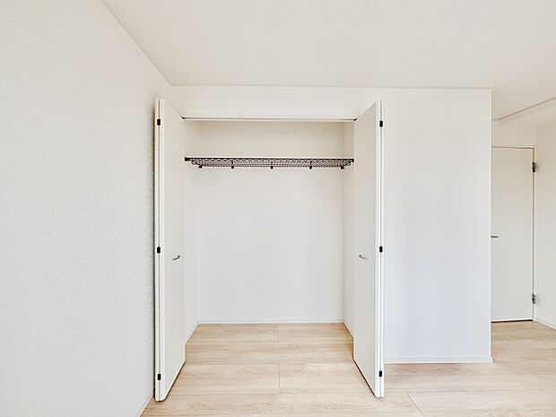 洋室のクローゼット。奥行きがあるので厚手の衣類もすっきり収まります。