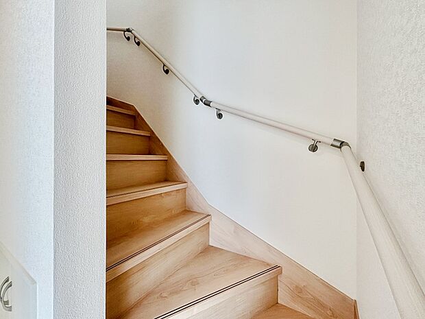 安全性を考慮し階段には手すりを設置しています