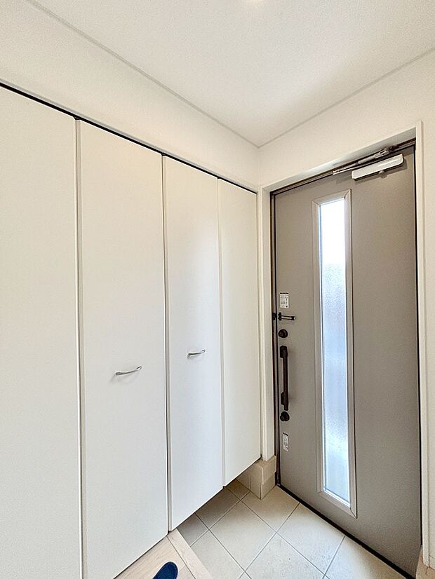 明るい玄関はお客様をお出迎えするのにぴったりです!