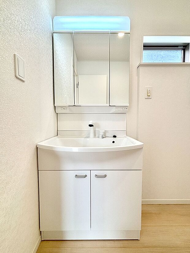 大きく見やすい三面鏡で清潔感ある洗面台は、身だしなみチェックや肌のお手入れにおすすめです。