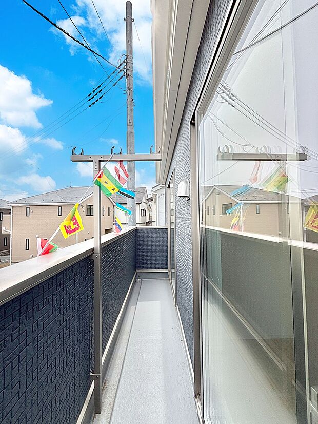 暖かな陽光が降り注ぐバルコニーはお洗濯におすすめ。爽やかな風も心地よいです。