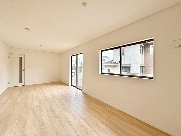 明るい陽光が注ぎ、寛ぎの雰囲気に満たされるダイニング。