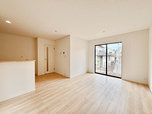 明るい陽光が注ぎ、寛ぎの雰囲気に満たされるリビング・ダイニング。