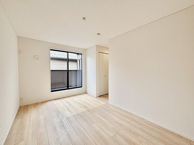 明るいバルコニーサイドに洋室を設置。目覚めの良い寝室に。