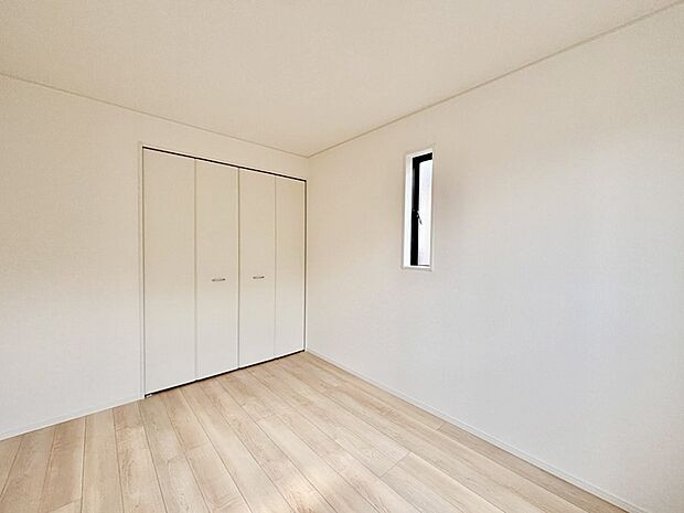 やさしい光がさしこむ居室はしっかり収納付き