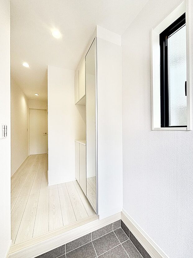 下駄箱はご家族の写真や季節のインテリアで飾り棚として演出できます