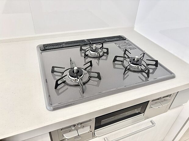 ガスコンロはSiセンサー搭載。火力調節や焦げ付き・消し忘れも防いでくれます。