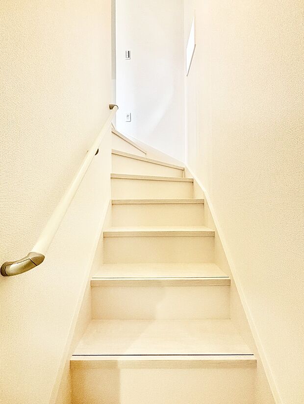 安全性を考慮し階段には手すりを設置しています