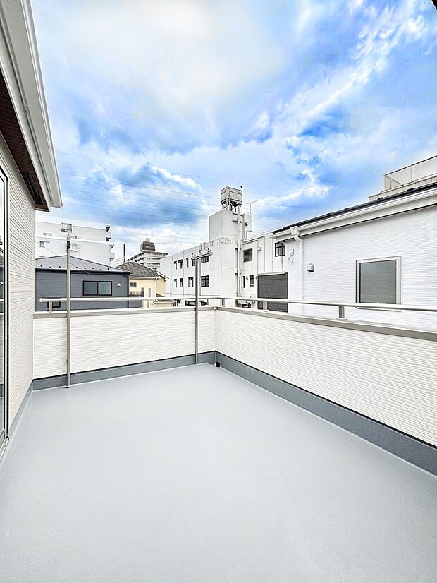 広々バルコニーでお洗濯物が気持ちよく乾きます。
