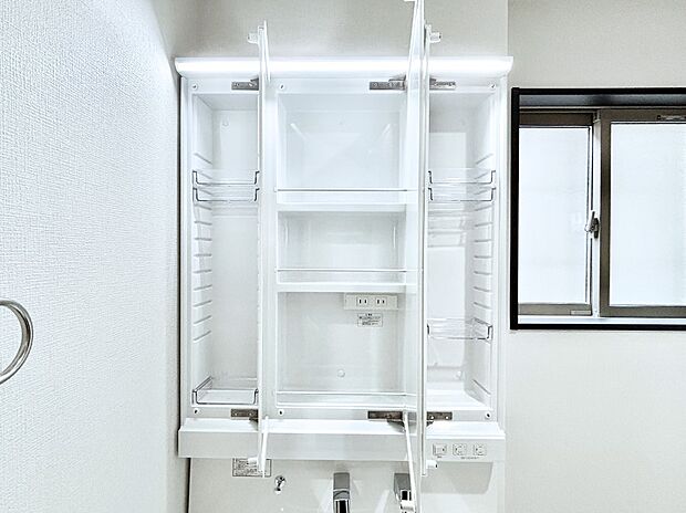 三面鏡の裏に、化粧品や衛生用品などを収納可能。洗面台をすっきりと保ちます!