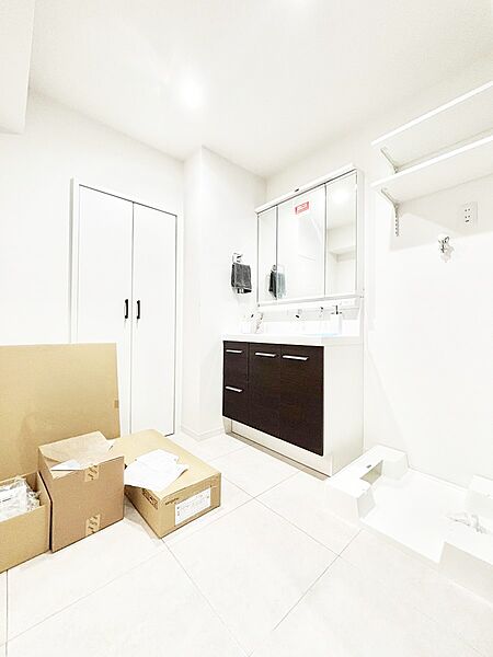 清潔感ある洗面化粧室で朝の身支度も快適