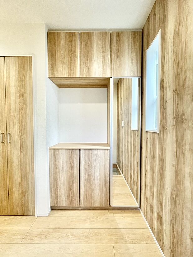 下駄箱はご家族の写真や季節のインテリアで飾り棚として演出できます