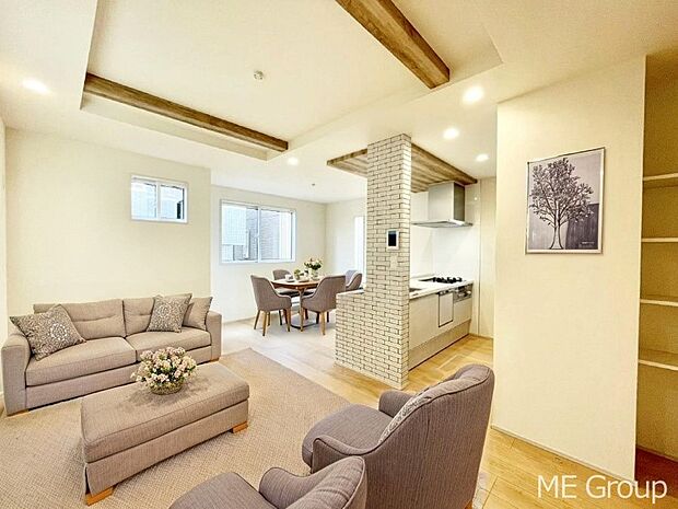 ご家族の賑やかな話し声で包まれる明るいリビング ※家具はCGです