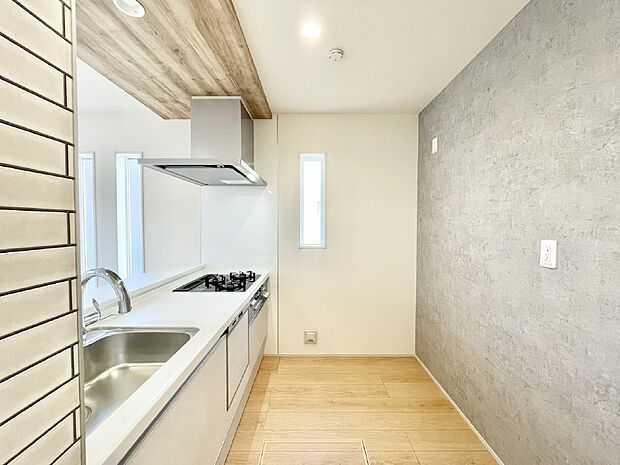 爽やかな風が通り抜けるキッチン。窓があるので明るく換気にも役立ちます。