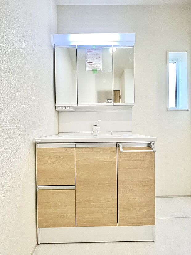 三面鏡の裏に、化粧品や衛生用品などを収納可能。洗面台をすっきりと保ちます!
