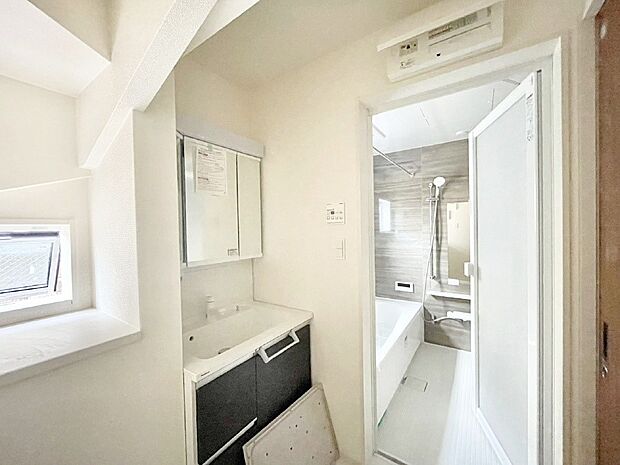 小窓がついているので湿気の多い場所でも換気が十分行えます。毎日の身支度を気持ち良く!