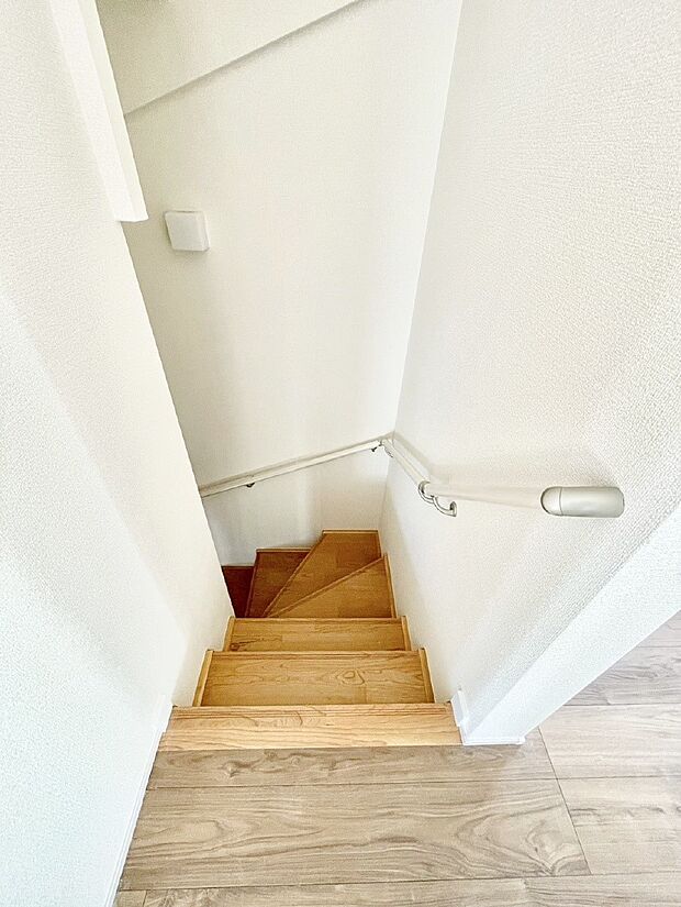 階段は手すり付きなので小さなお子さまやご高齢の方も安心です。