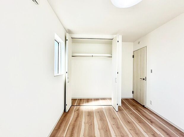 やさしい光がさしこむ居室はしっかり収納付き