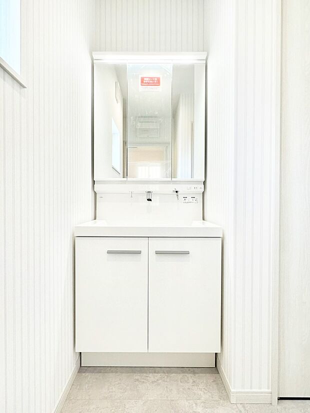 スタイリングに便利な三面鏡、ミラーキャビネットで細かい物スッキリ