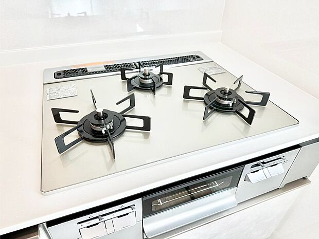 焼く・蒸す・煮るの工程を同時進行で進めることができる三口コンロ