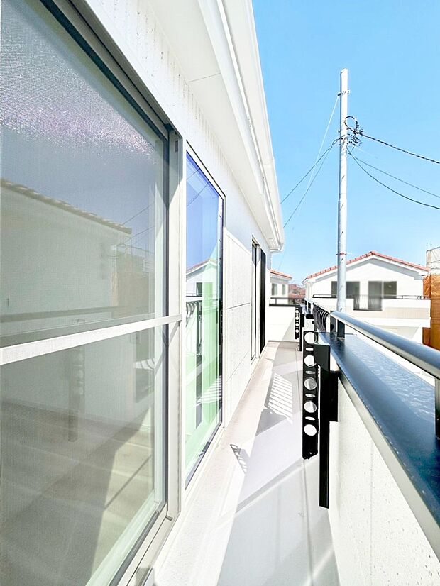 暖かな陽光が降り注ぐバルコニーはお洗濯におすすめ。爽やかな風も心地よいです。
