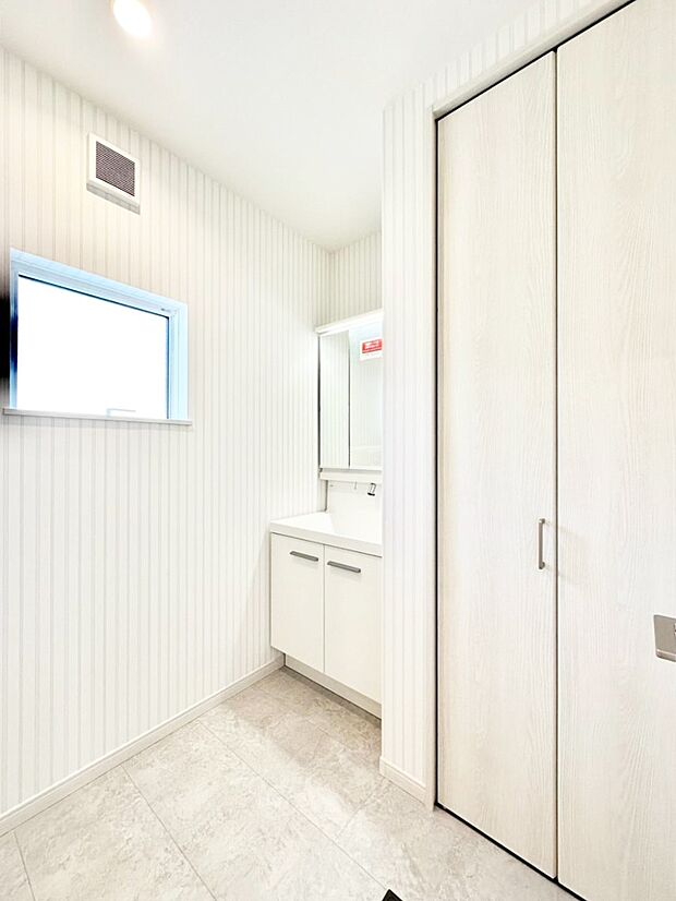 1日の始まりも心地よく!柔らかな朝の光を感じられる窓がついた洗面室