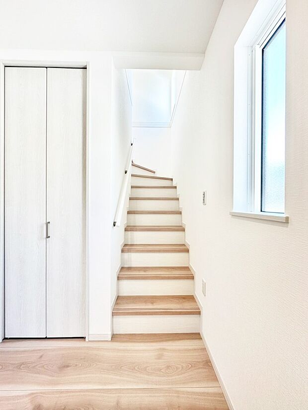 安全性を考慮し階段には手すりを設置しています