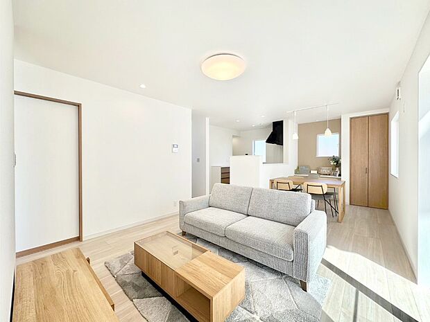 お子様の宿題やパソコンなどのデスクワークにも便利なカウンター付のLDK!