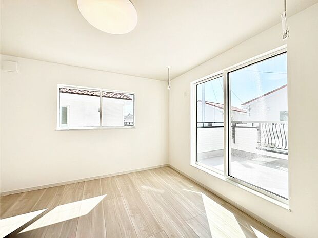 明るいバルコニーサイドに洋室を設置。目覚めの良い寝室に。