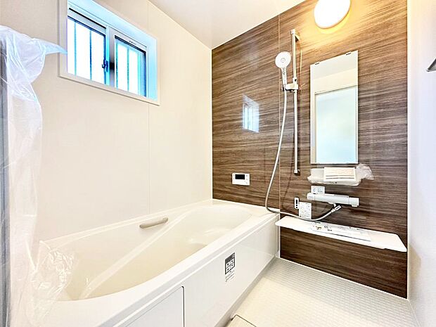 落ち着いた色合いの壁面、ゆっくりゆったり寛げるバスルーム。