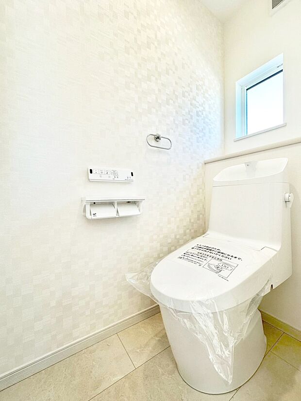 いつでも換気がしやすい小窓付きのトイレです。