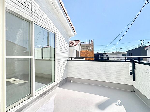 広々バルコニーでお洗濯物が気持ちよく乾きます。