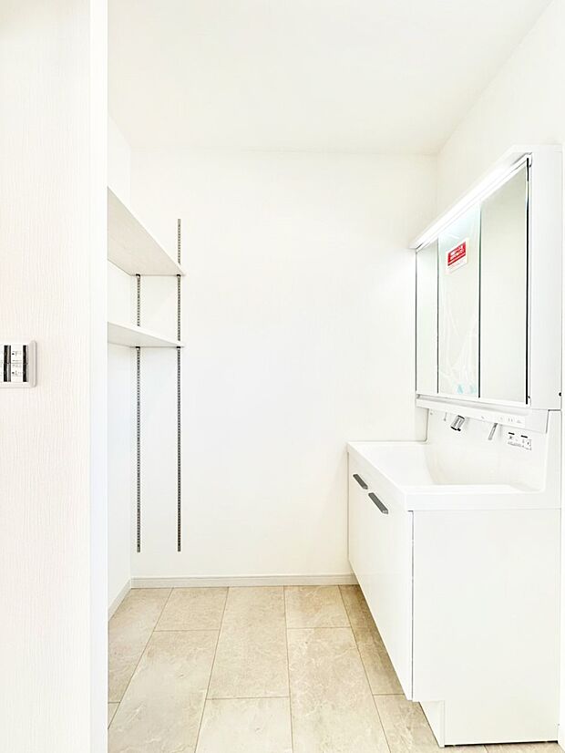 可動棚付きの広々としたランドリースペース