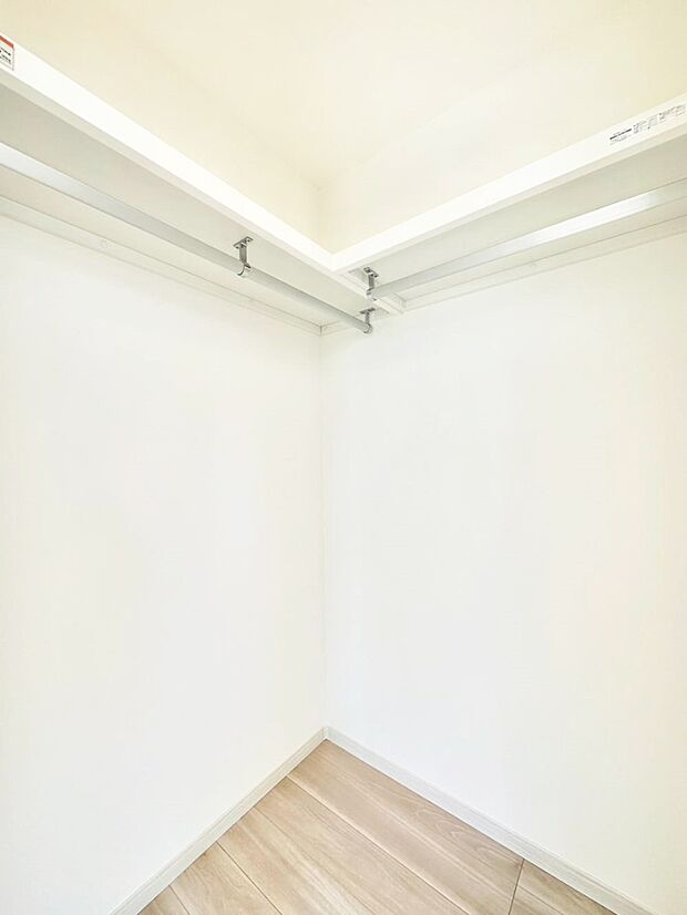 ウォークインクローゼット付きで生活空間を広く利用できます。