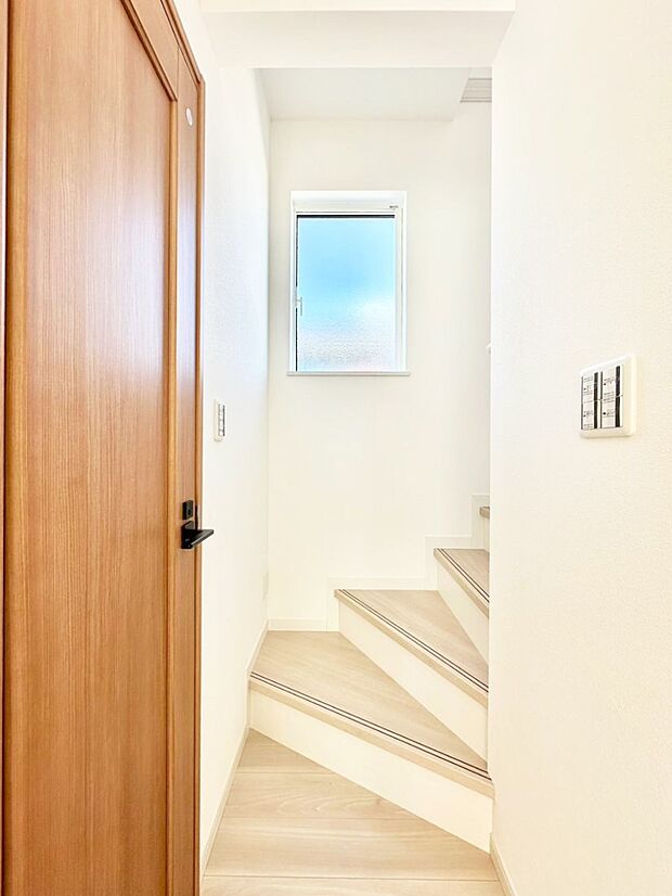 ご家族間のコミュニケーションが深まるリビングイン階段を採用