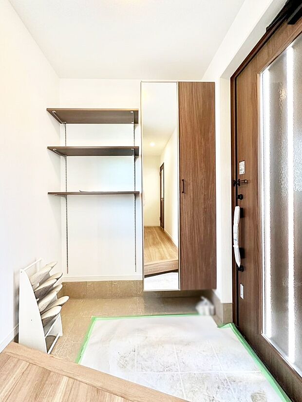 明るい陽光が入り込む玄関。ご家族の靴もスッキリ収納できる玄関収納付き!
