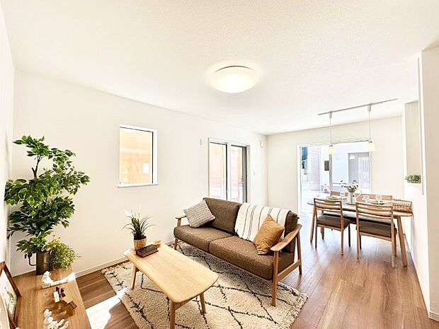 大きな窓からたっぷりの陽光と風を感じられるリビング