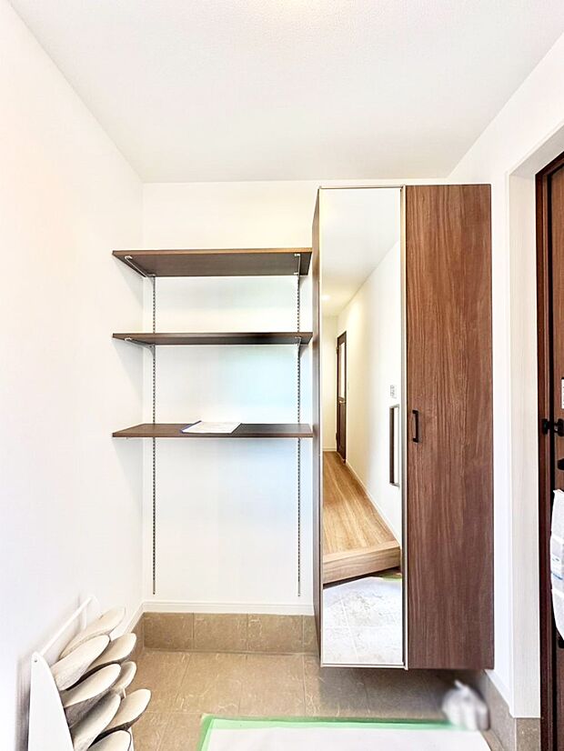 散らかりがちな玄関もスッキリ!ご家族の靴もたっぷり収納できる玄関収納付きです。