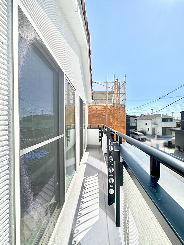 2部屋にまたがる広いバルコニー。晴れた日には洗濯物も気持ちよく干せそうですね。