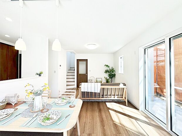 家族の笑顔が自然と生まれてくる、そんな雰囲気のダイニングに仕上がっています。