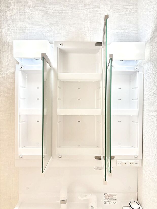 三面鏡の裏に、化粧品や衛生用品などを収納可能。洗面台をすっきりと保ちます!