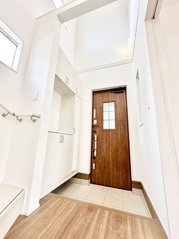 吹抜けが開放感をもたらしてくれる玄関