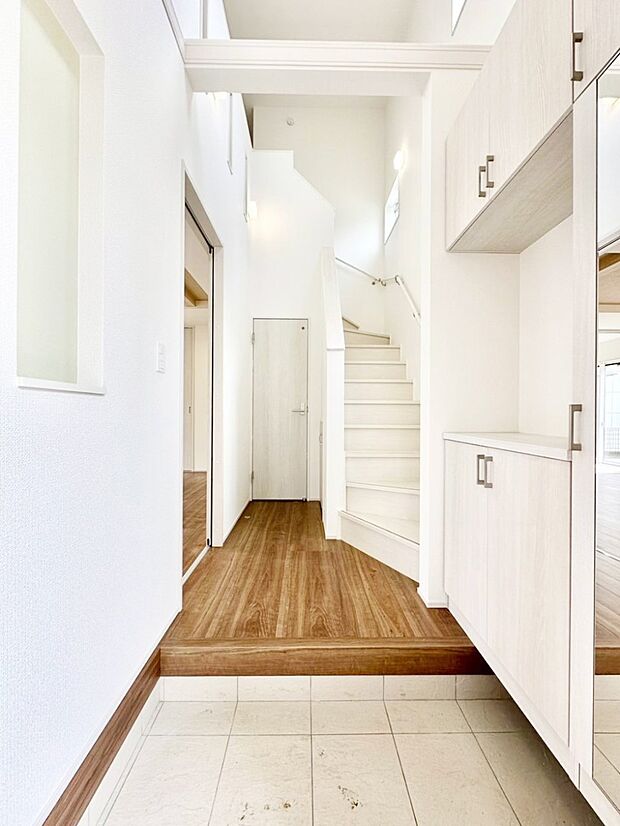 家族の帰宅やお客様をあたたかく迎える玄関