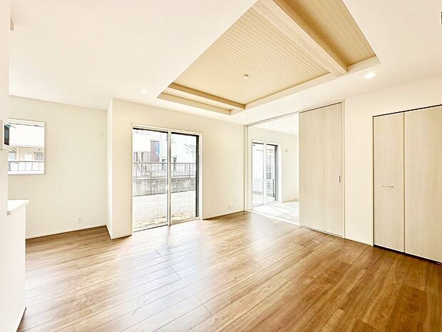 大きな窓からたっぷりの陽光と風を感じられるリビング