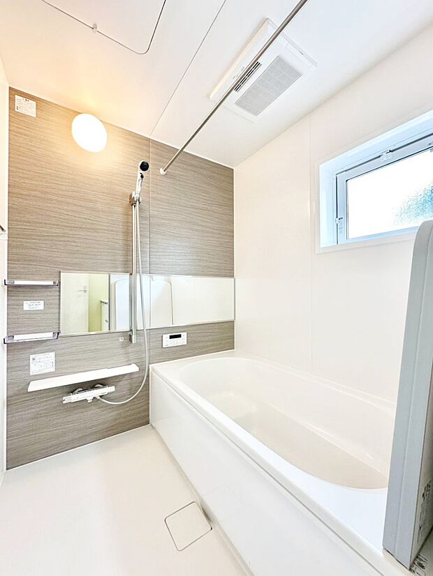 一日の疲れを癒してくれる明るい清潔感のあるバスルーム