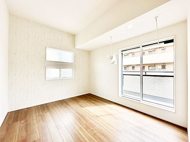 バルコニーが開放感をプラスしてくれる洋室