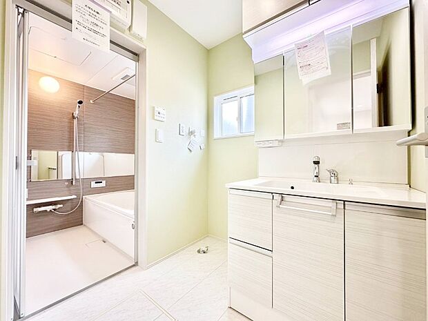清潔感ある洗面化粧室で朝の身支度も快適