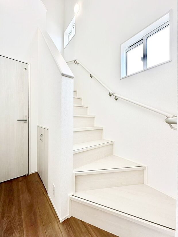 階段は手すり付きなので小さなお子さまやご高齢の方も安心です